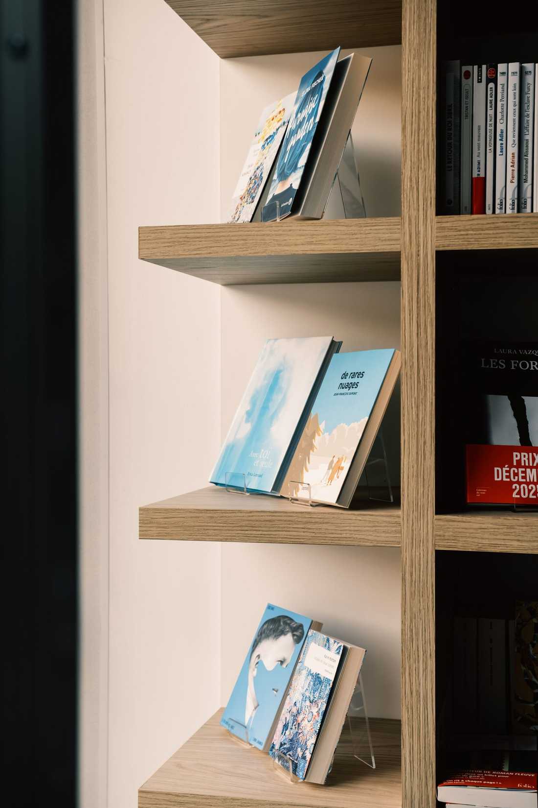 Aménagement d'une librairie à Paris 15 - Détail d'une étagère en bois avec présentoir de livres