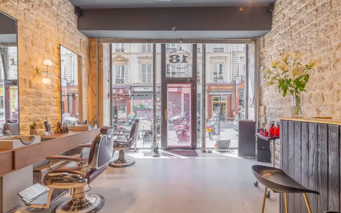 Devanture d'un barber et tattoo shop à Paris