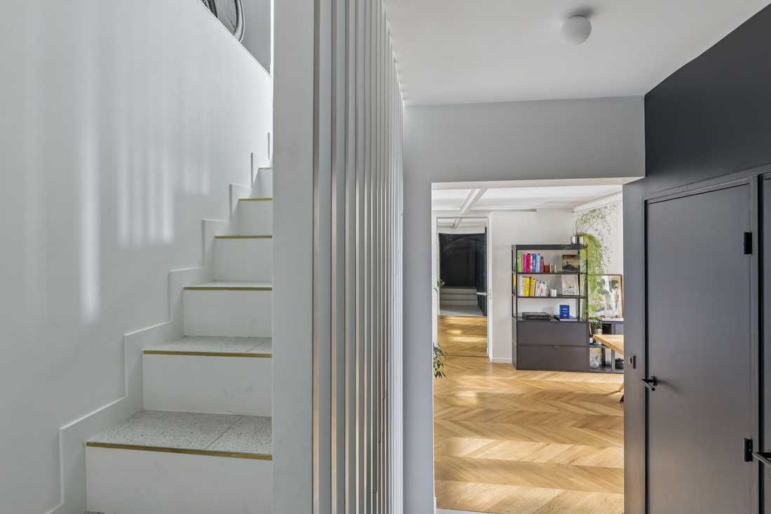 Escalier sur mesure dans un duplex par un architecte d'intérieur
