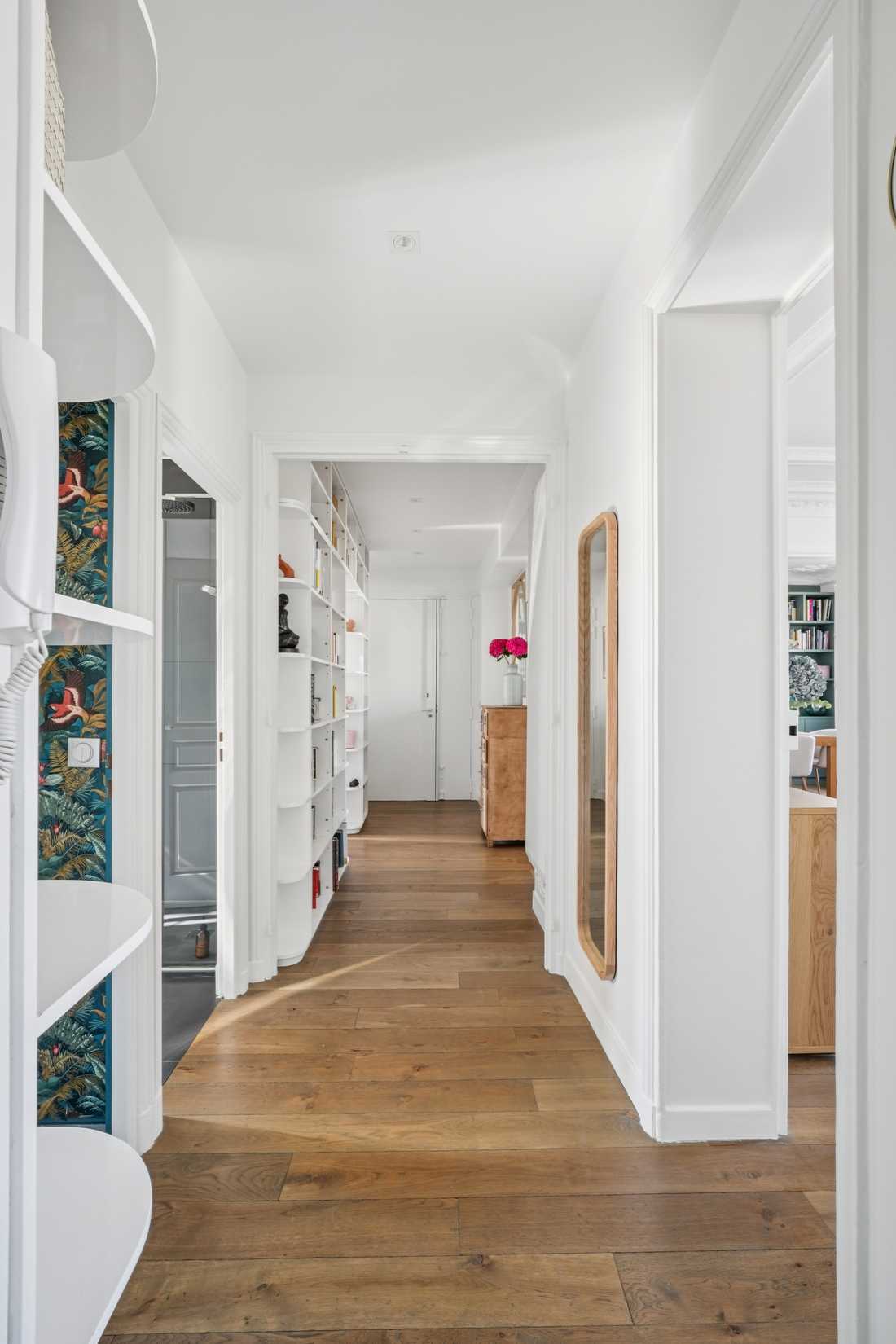 Couloir de l'appartement rénové par un architecte d'intérieur à Asnières