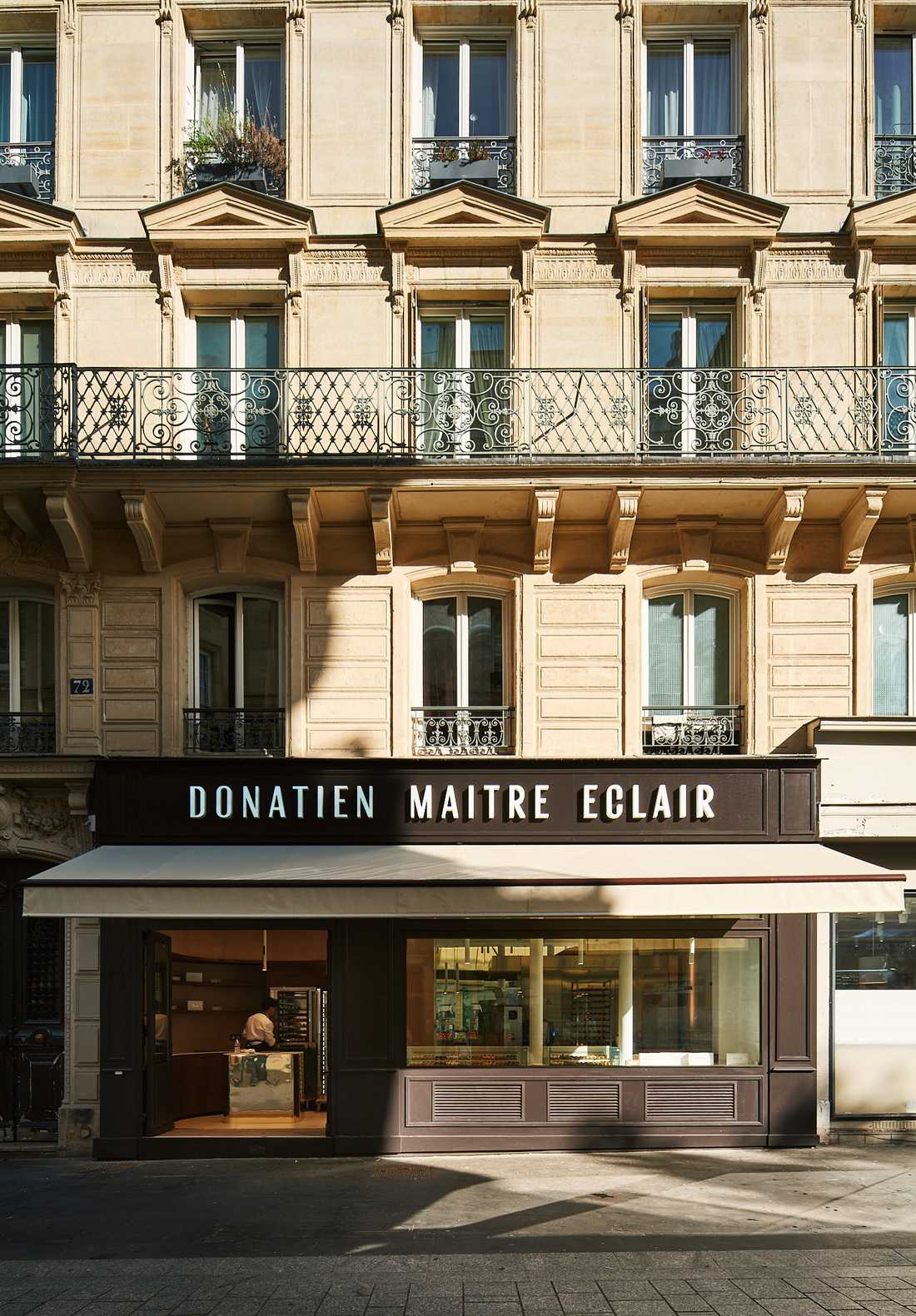 Façade d'une boutique après travaux de rénovation par un architecte à Paris