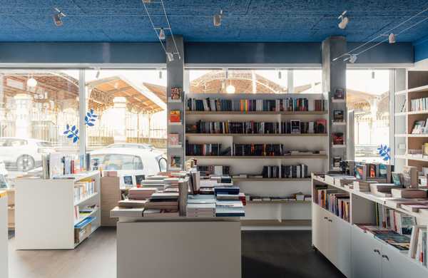 Aménagement intérieur d'une librairie à Paris 15 par un architecte d'intérieur