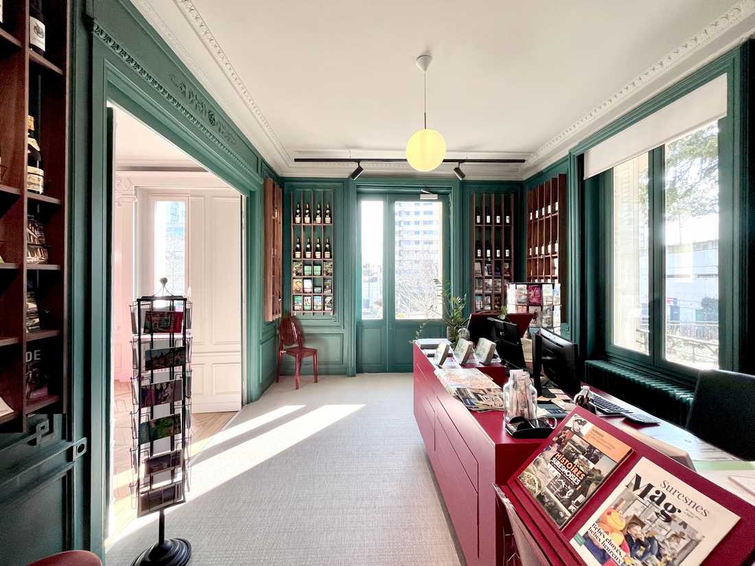 Aménagement de la boutique de l'office de tourisme par un architecte d'intérieur