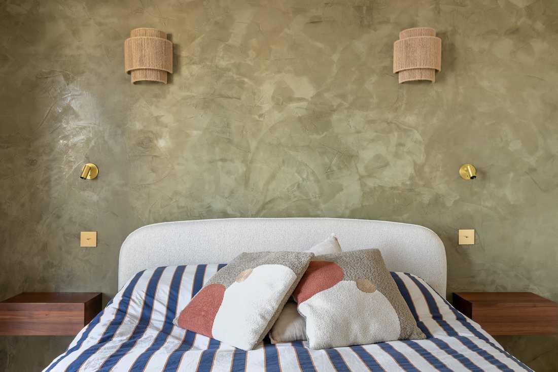 Tête de lit de la suite parentale : enduit vert, appliques en corde et liseuses en laiton