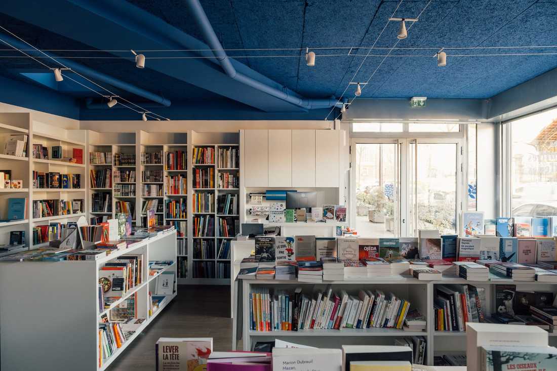 Aménagement d'une librairie à Paris 15 - Banque d'accueil et baie vitrée