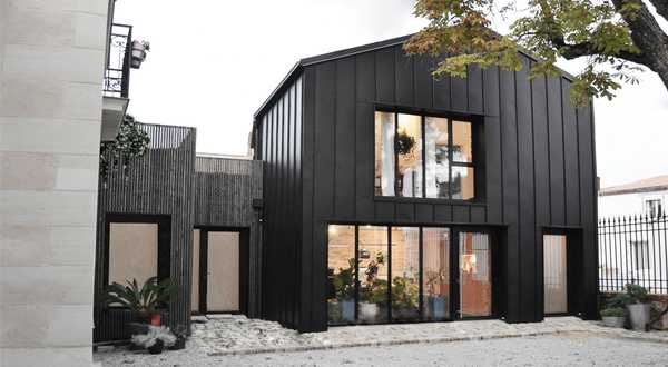 Extension contemporaine d'une maison ancienne par un architecte à Paris