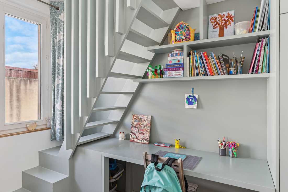 Bureau sous escalier dans une chambre d'enfant