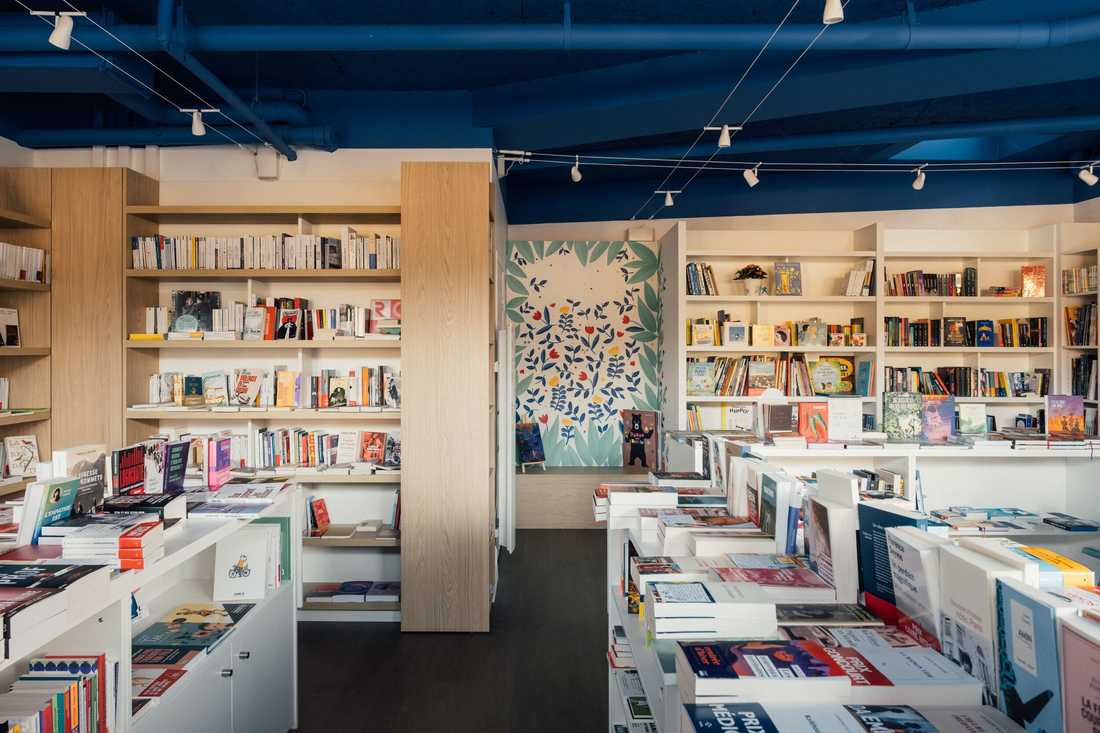 Aménagement d'une librairie à Paris 15 - Agencement entre les poteaux bois