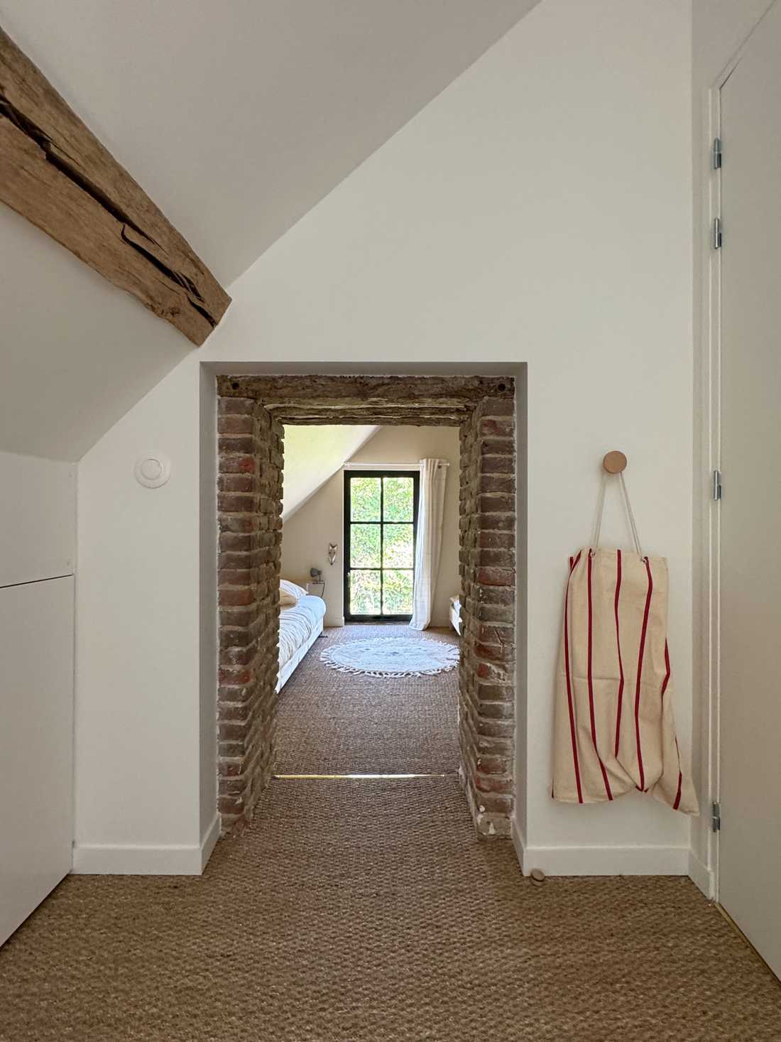 Rénovation d’une maison ancienne dans le Perche - sol en jonc de mer