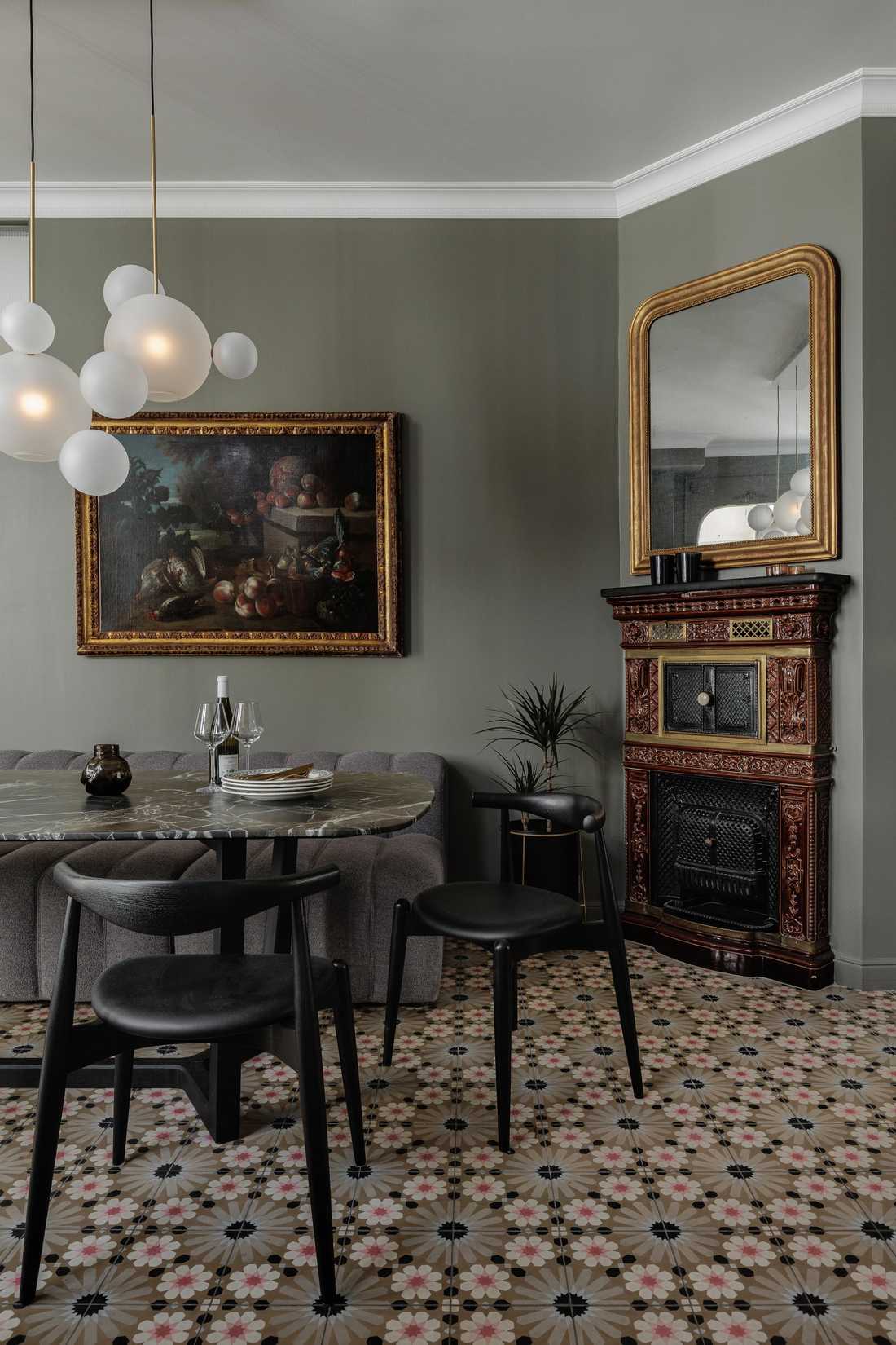 Cheminée ornementale dans un appartement haussmannien