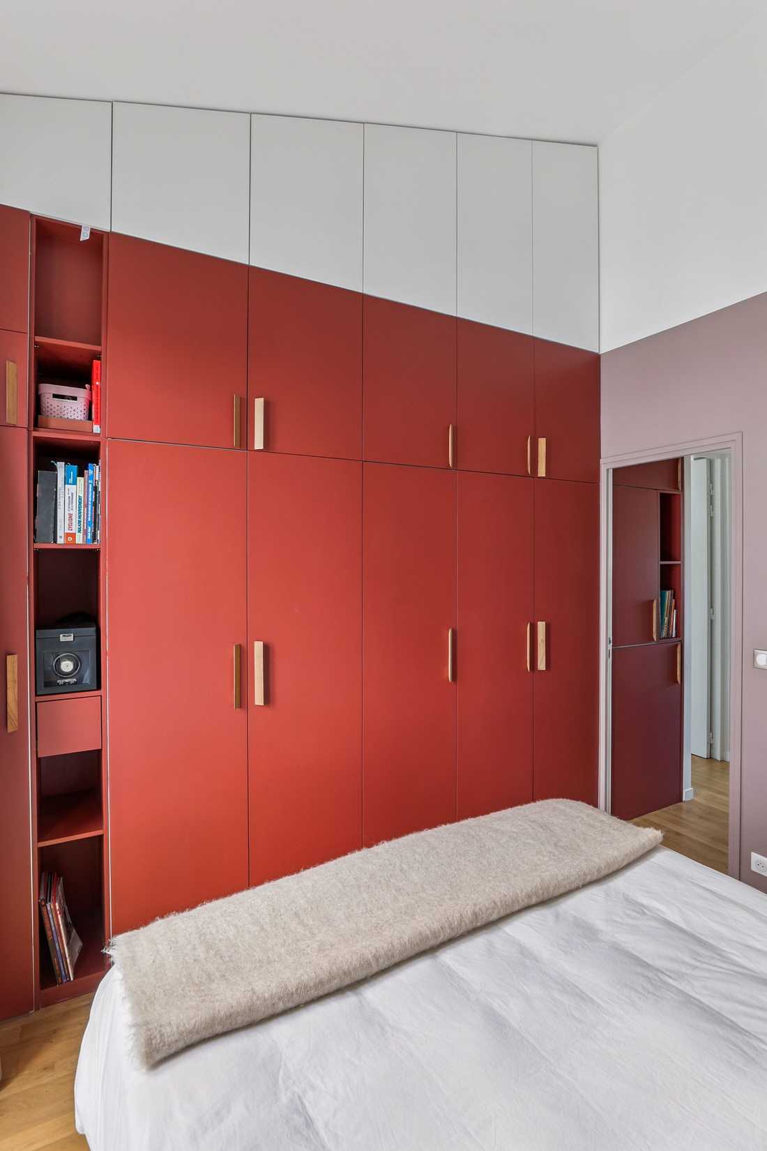 Dressing rouge dans la chambre parentale