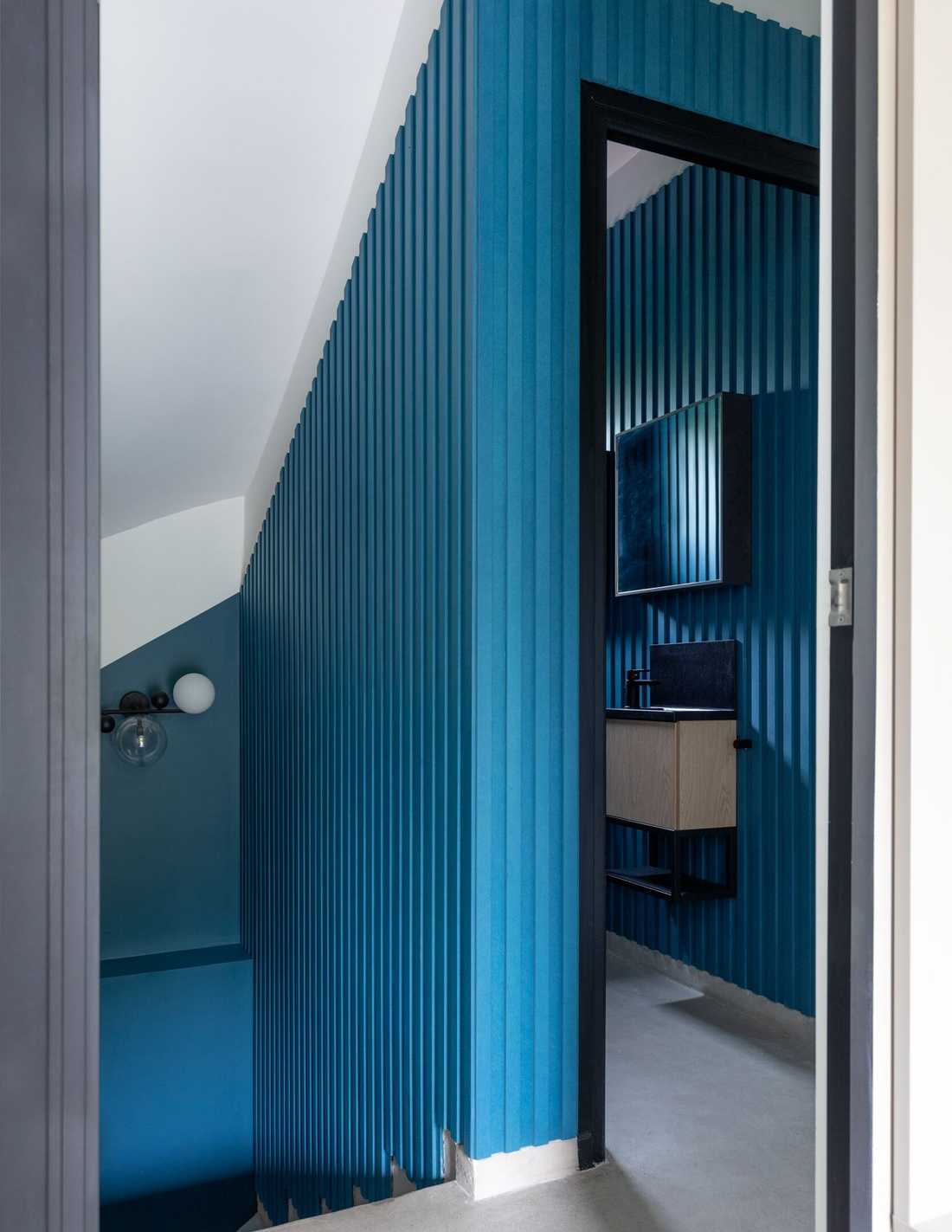Rénovation d’une maison familiale à Meudon - le WC invité habillé de valchromat bleu