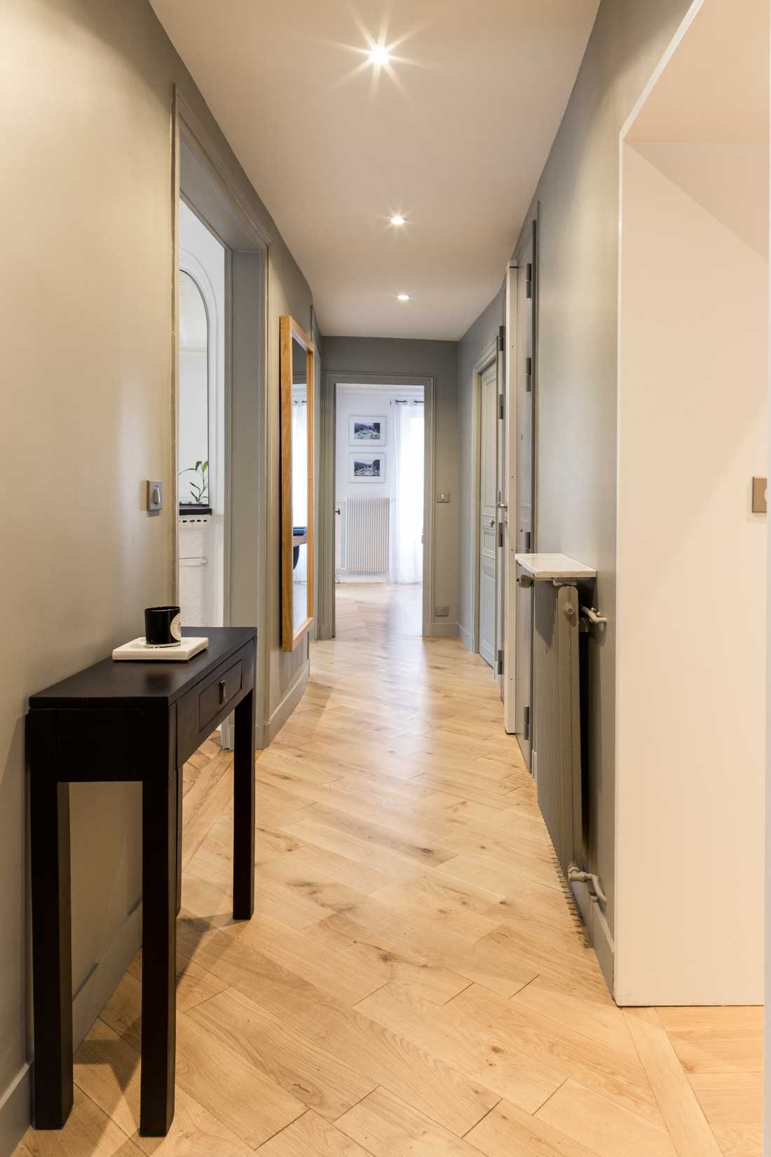 Couloir d'un appartement haussmannien renovée par un architecte d'interieur à Paris
