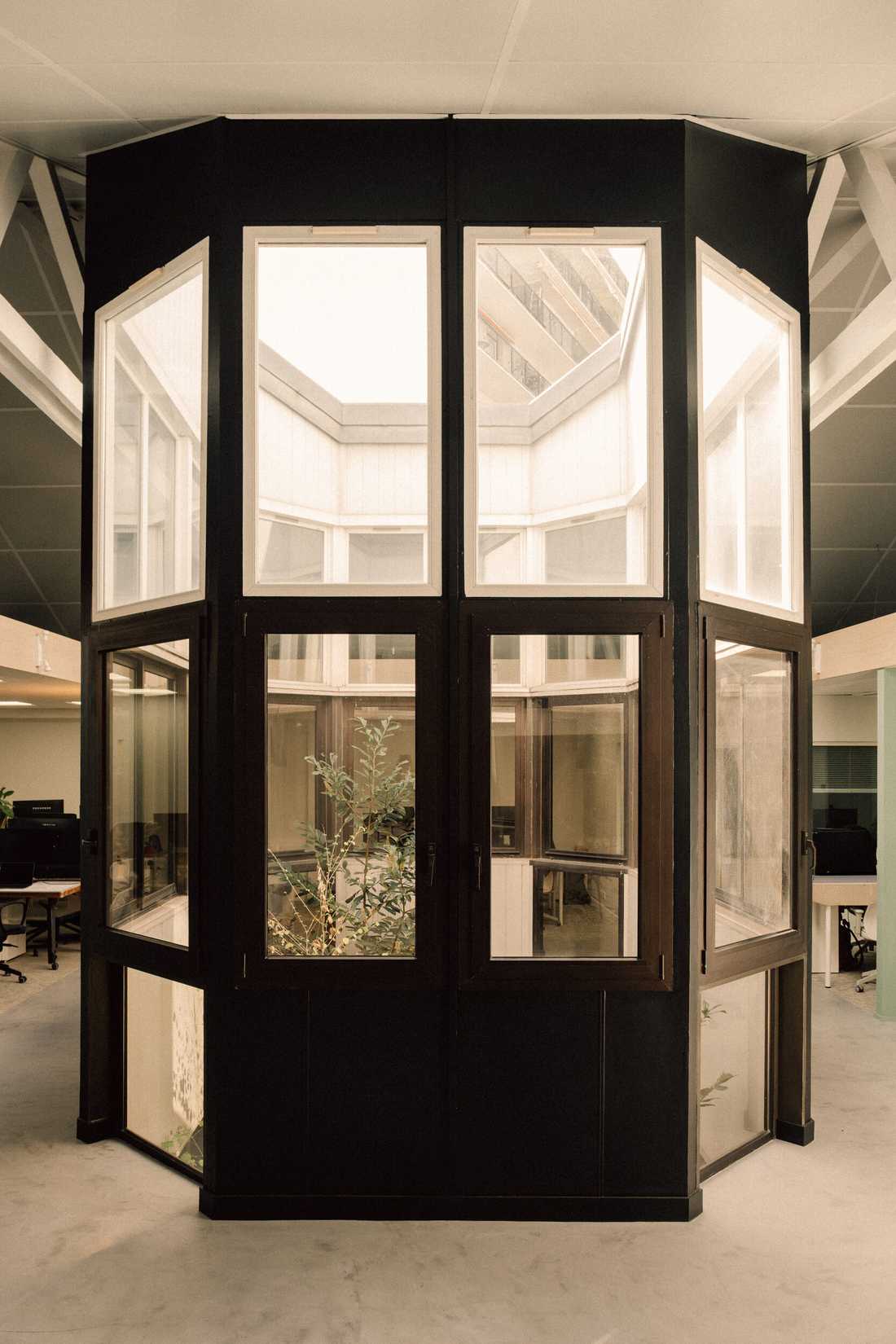 Aménagement du siège social d'une startup - Atrium central noir et verrière