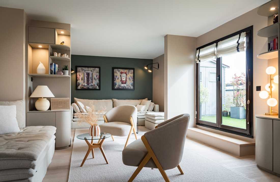 Décoration de la pièce de vie d’un appartement à Suresnes (92) - le salon ouvert sur la terrasse