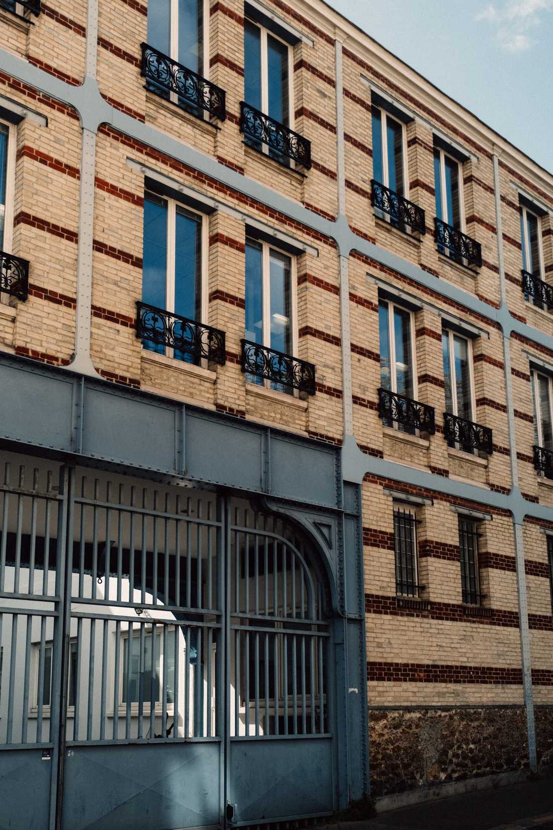 Aménagement du siège social d'une startup - Façade en brique de l'immeuble
