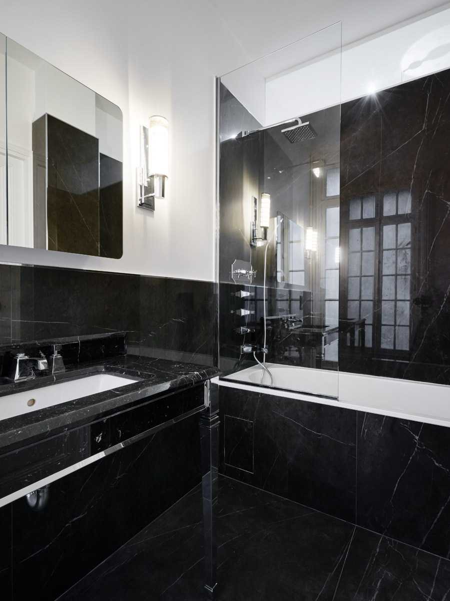 Salle de bain noire design en Ile de France