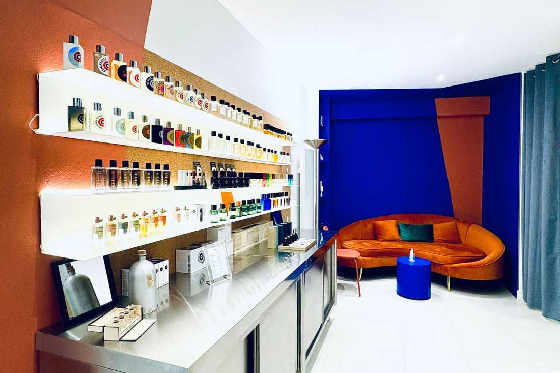Vue intérieure d'une parfumerie aménagée dans le 10e arrondissement de Paris