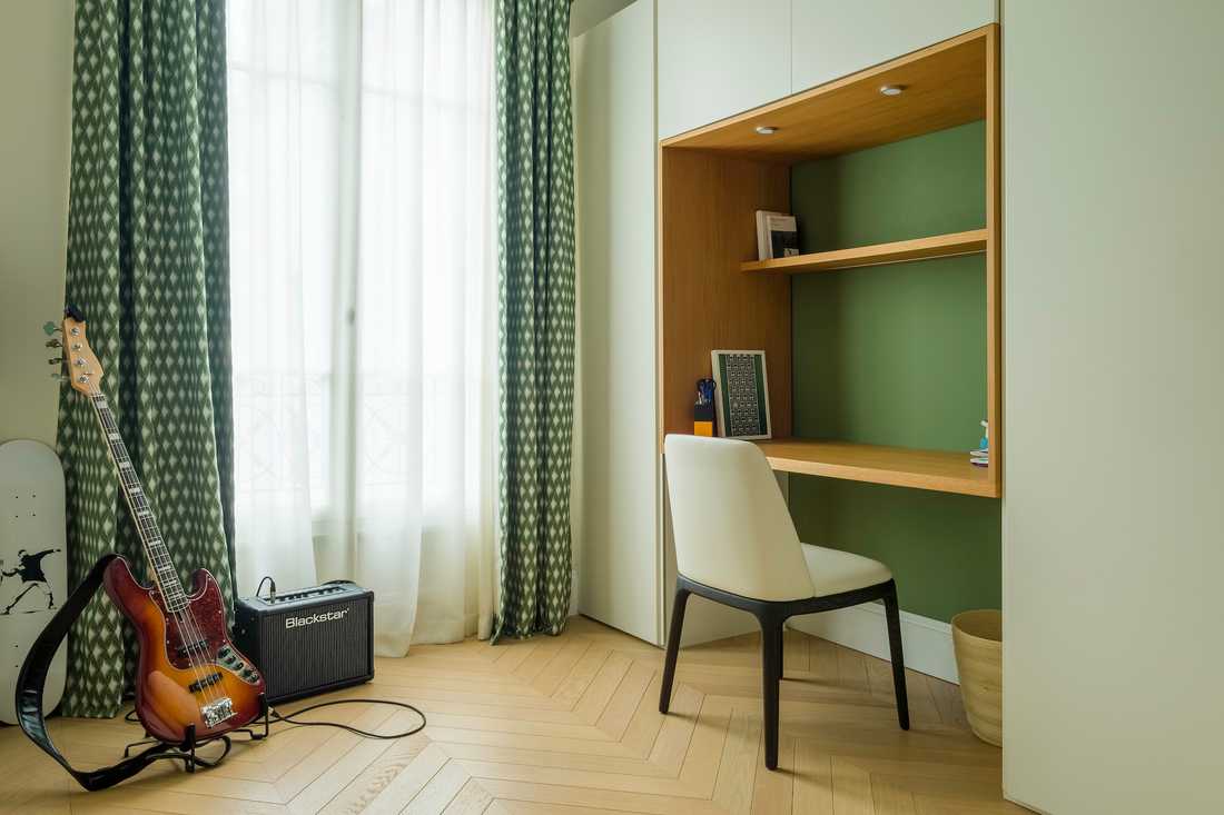 Chambre avec bureau intégré dans un agencement sur mesure