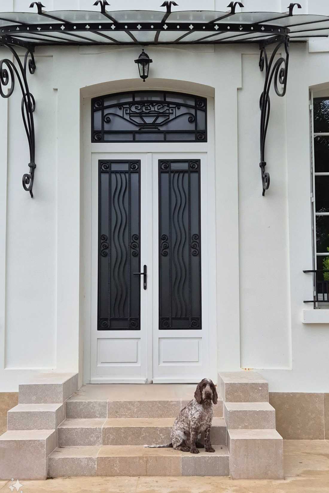 Porte d'entrée de la maison de maitre après les travaux de rénovation