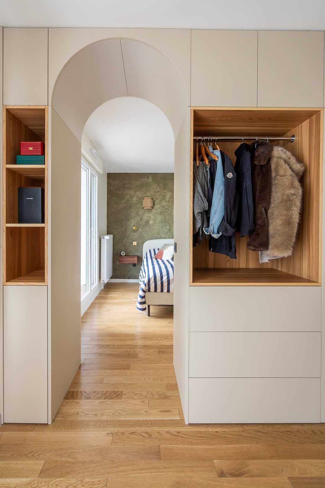 Dressing sur mesure avec ouverture en arche vers la chambre parentale