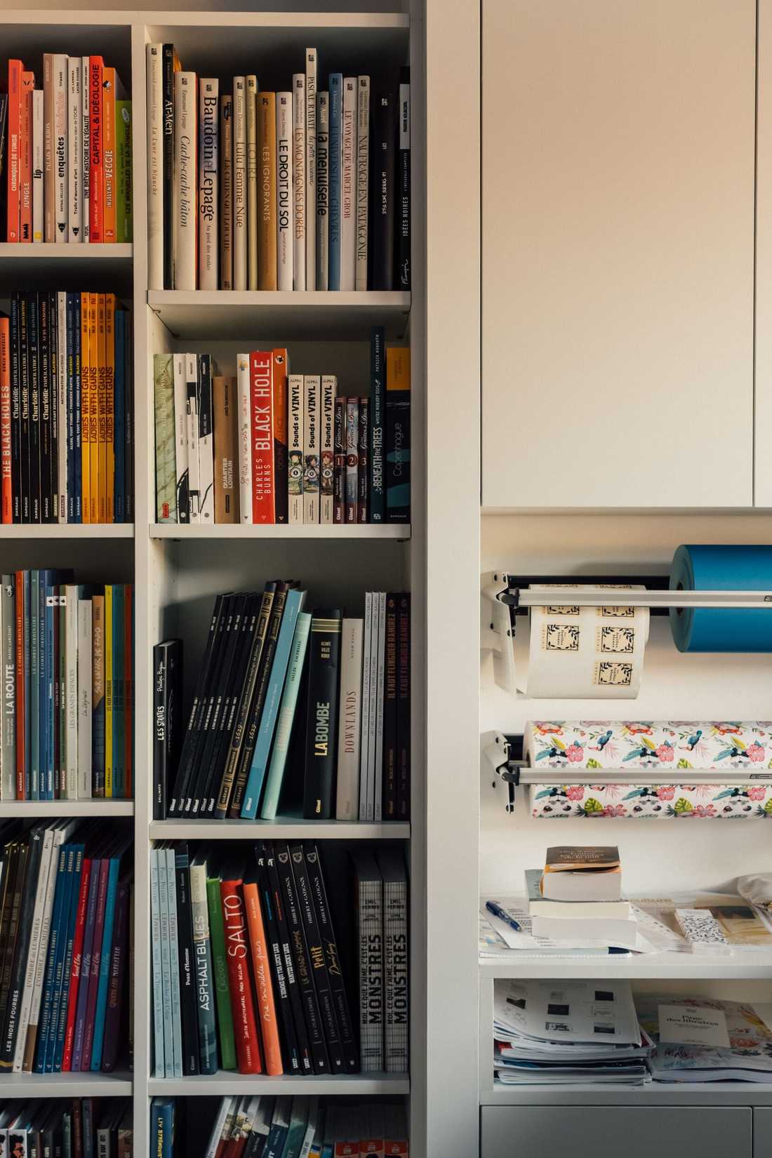 Aménagement d'une librairie à Paris 15 - Bibliothèque sur mesure et espace emballage cadeau