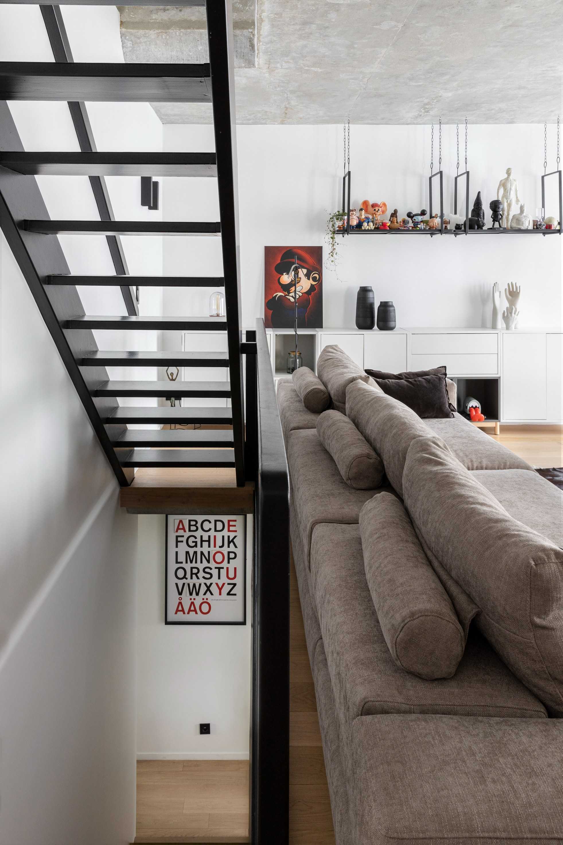Rénovation d’un triplex avec terrasse de style brutaliste