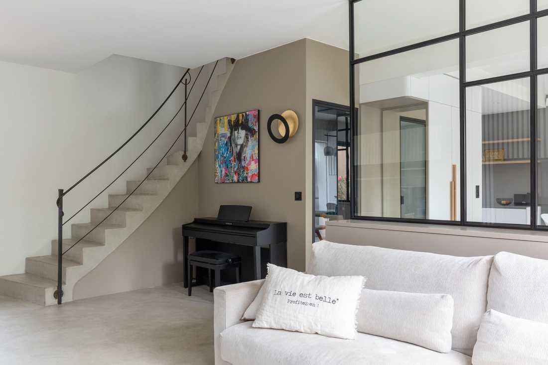 Rénovation d’une maison familiale à Meudon - le salon avec le piano sous l'escalier et la verrière