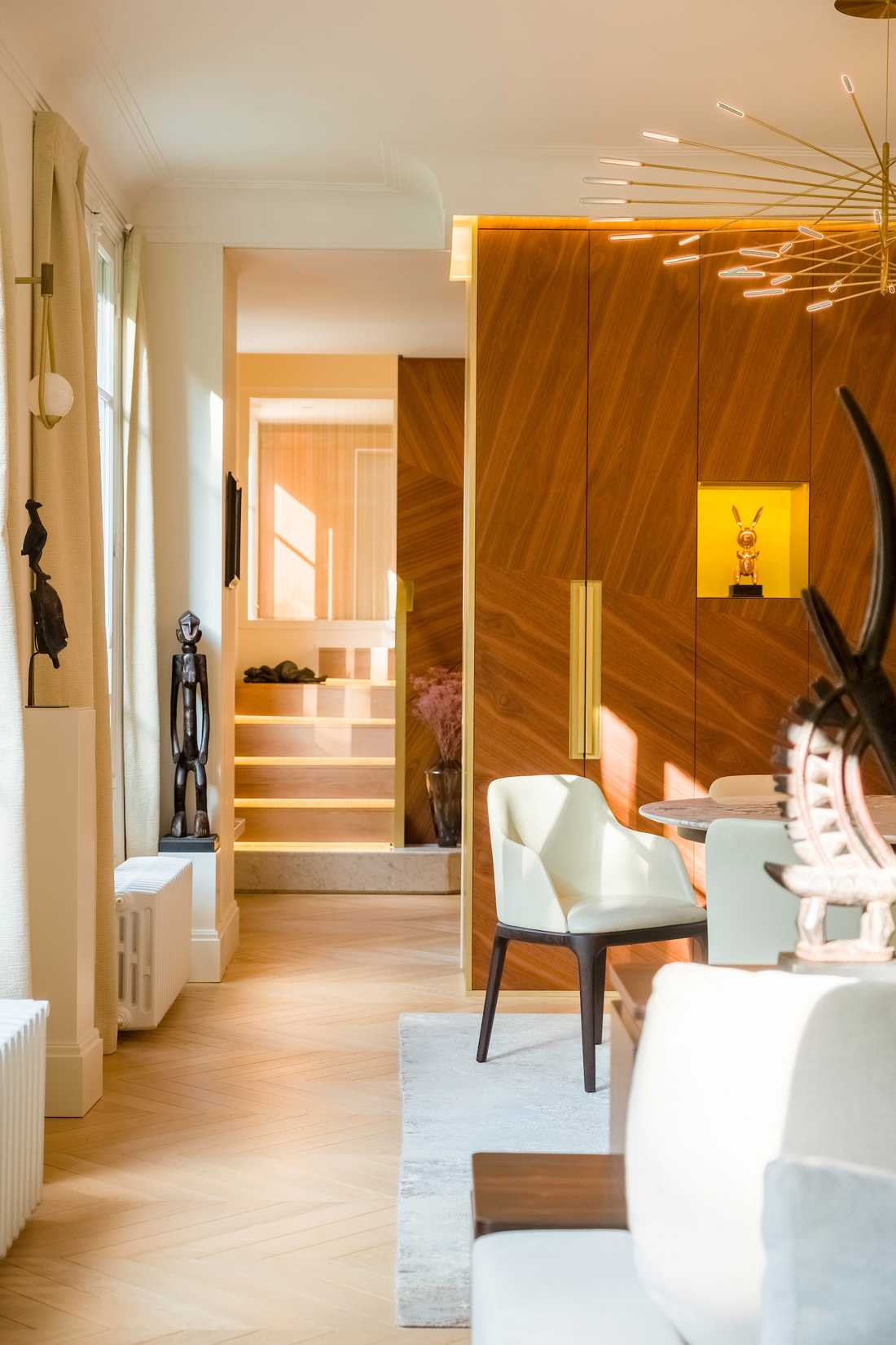 Meuble sur mesure en noyer et laiton