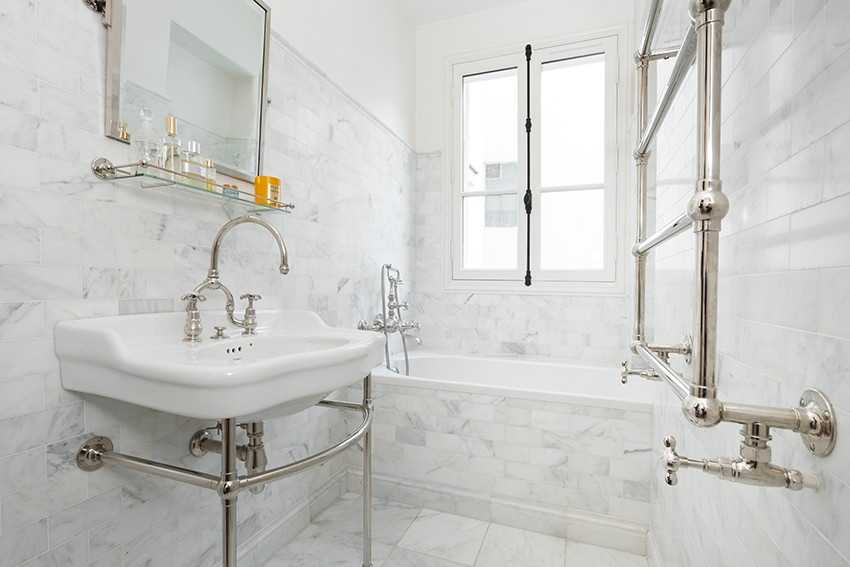 Salle de bain avec marbre de couleur claire