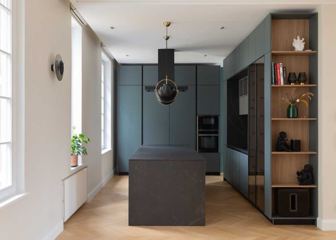 Cuisine contemporaine aménagée par un architecte dans une maison de 1860