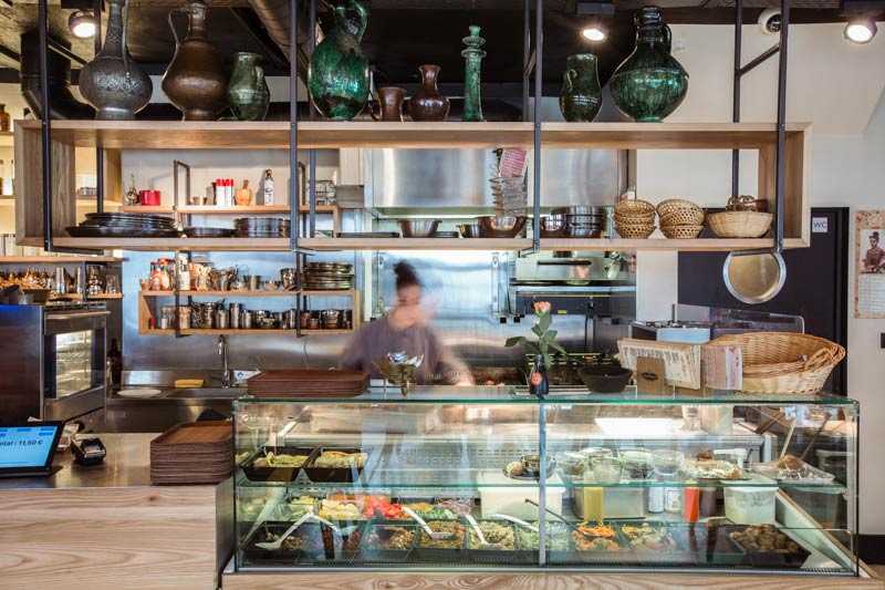 Cuisine ouverte d'un restaurant rénové par un architecte d'intérieur