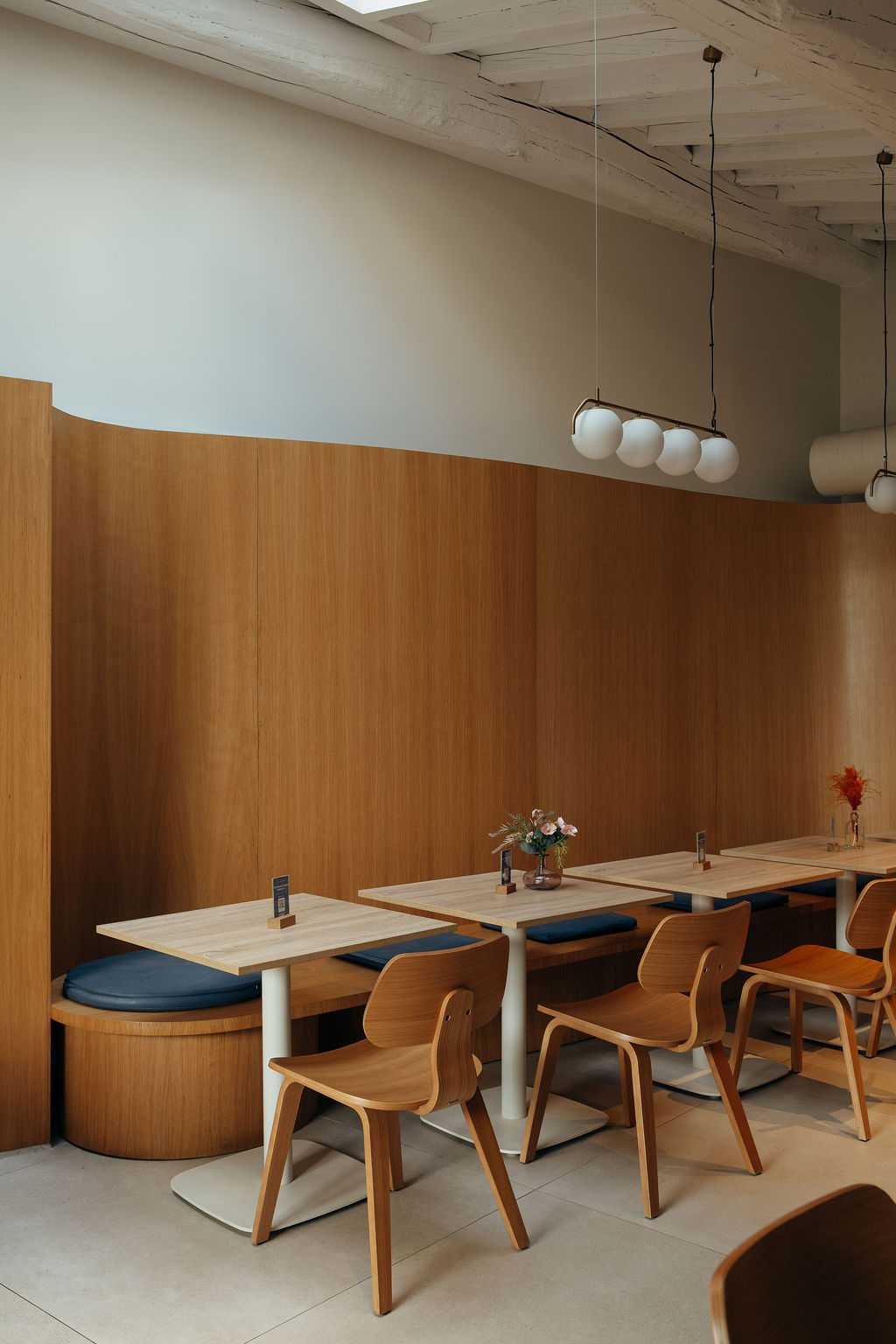 Banquettes aux formes courbes et organiques dans la grande salle du restaurant