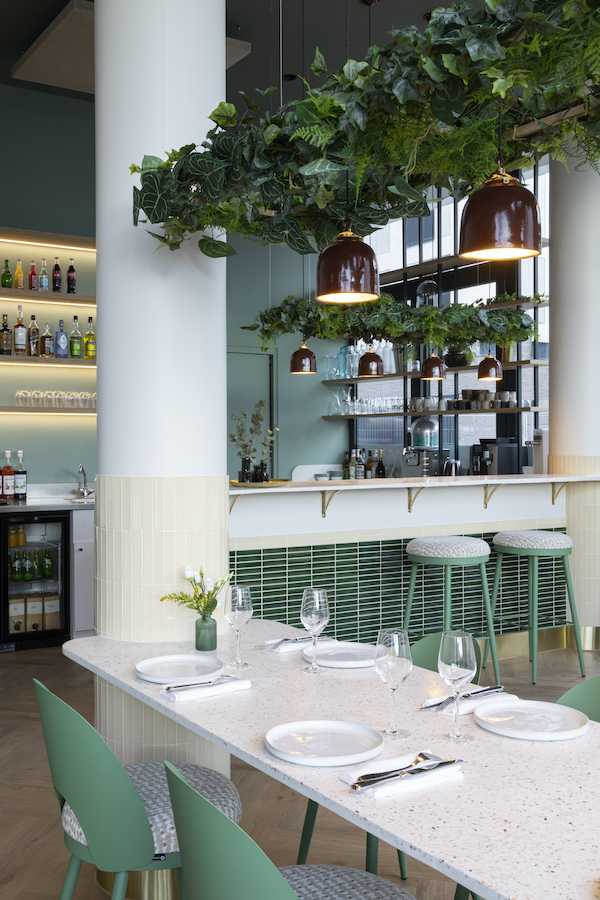 Architecture intérieur d'un restaurant eco-responsable - table de restaurant adossée à une colonne