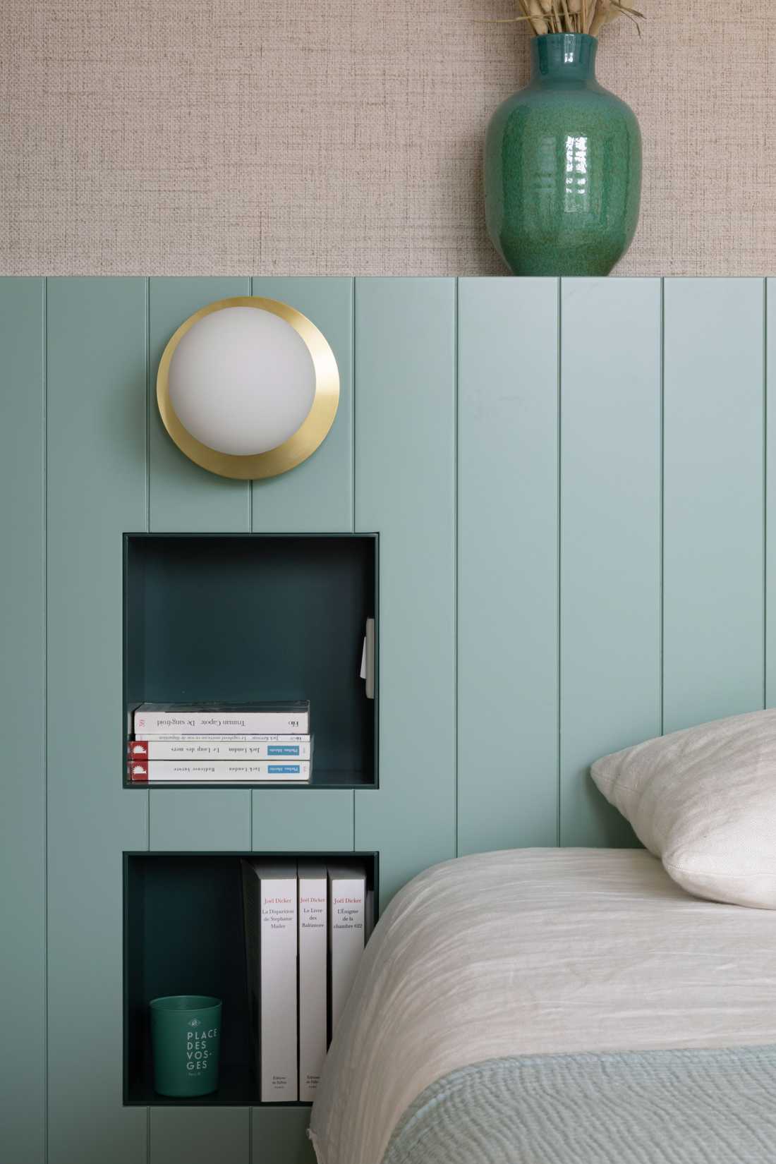 Chambre avec une tête de lit couleur menthe fraiche
