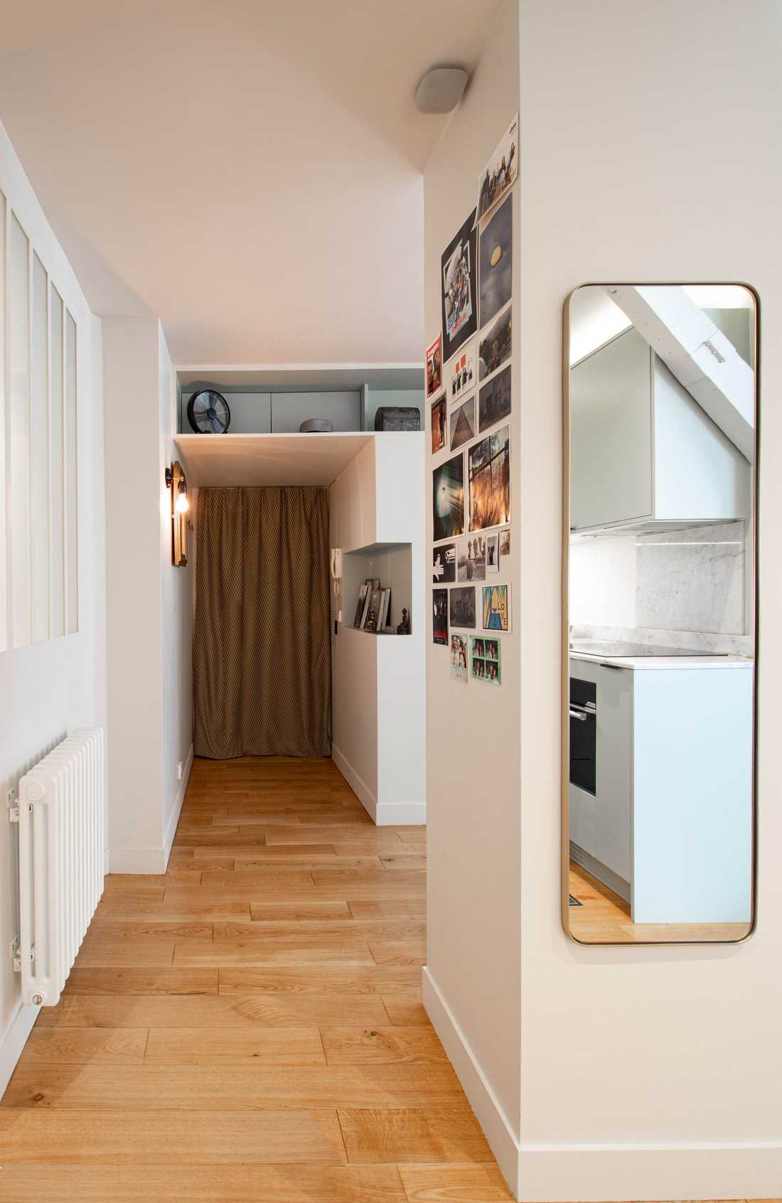 Entrée vers la pièce de vie du loft avec rangements intégrés