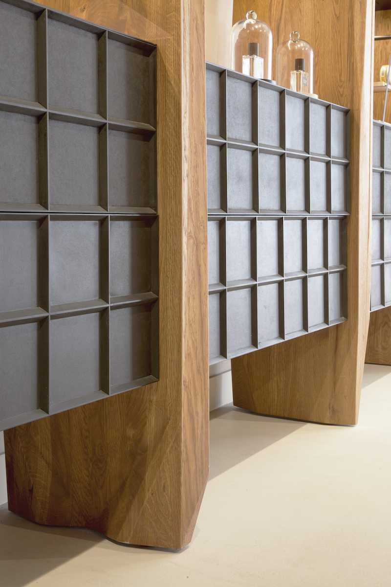 Création d'un concept store beauté et bien-être -  présentoir bois avec devanture à forme carrée