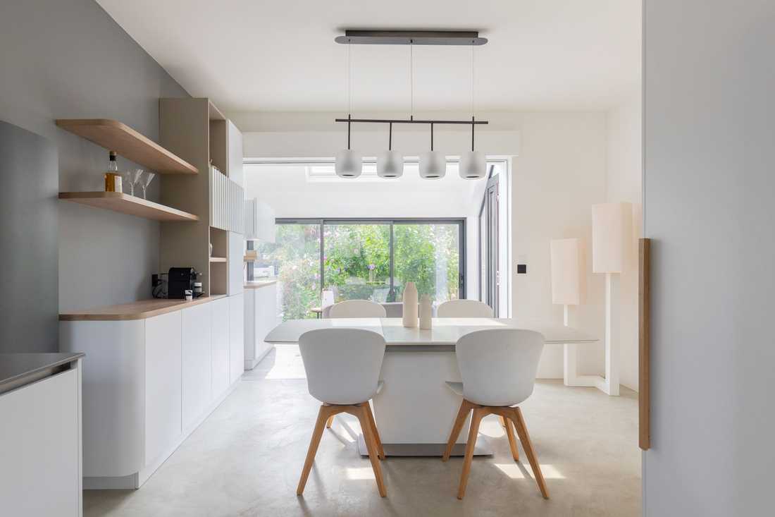 Rénovation d’une maison familiale à Meudon - la salle à manger ouverte sur le jardin
