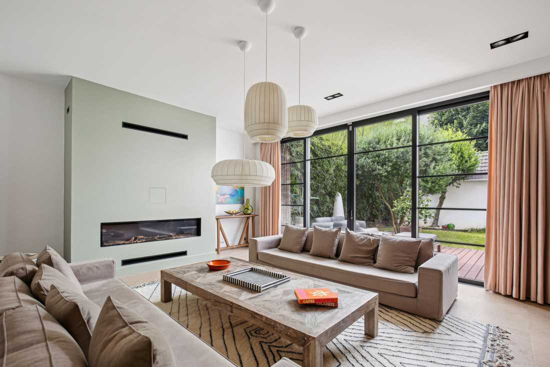 Salon avec baie vitrée et cheminée contemporaine