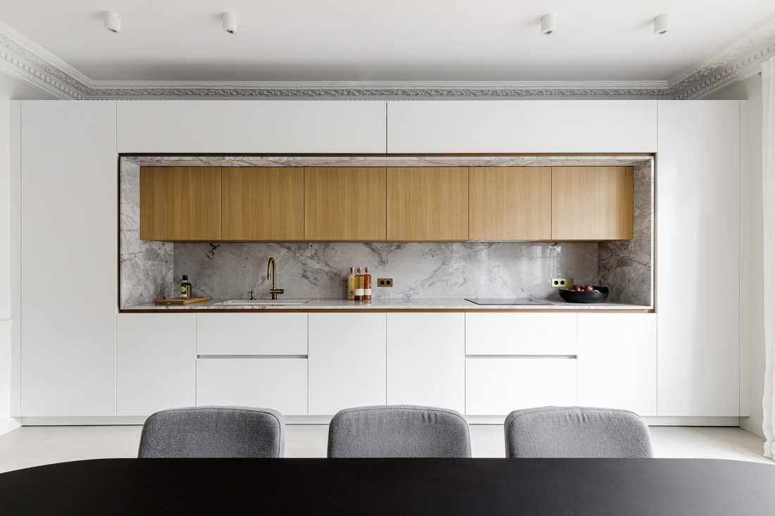 Cuisine contemporaine dans un appartement à Paris 16