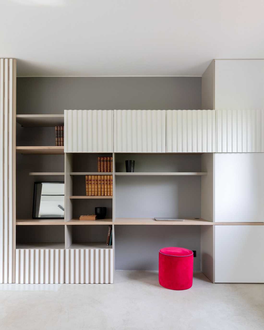 Bureau pour le télétravail intégré à la bibliothèque sur mesure