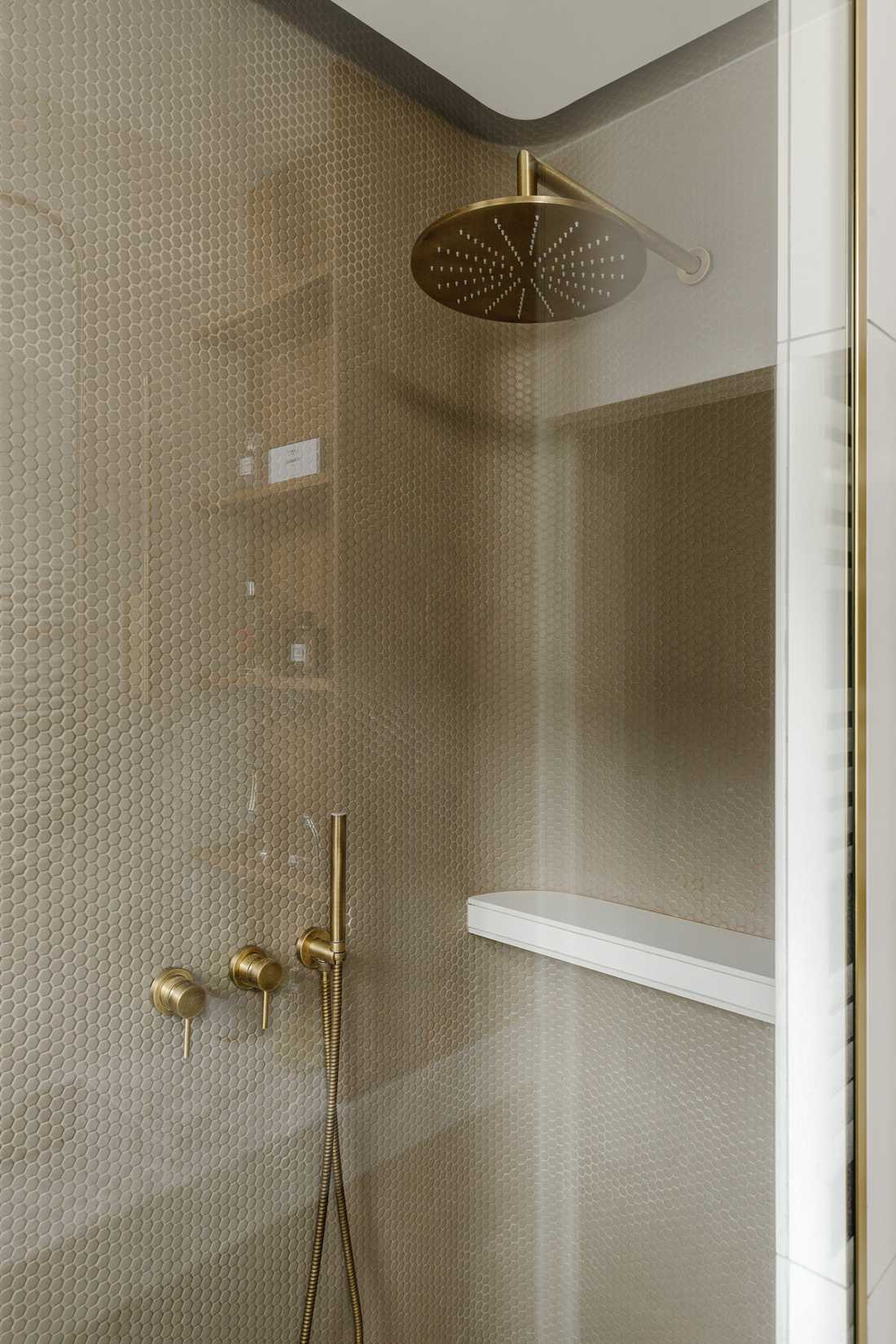 Cabine de douche avec laiton dans la salle de bain