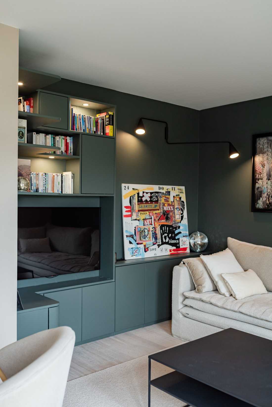 Décoration de la pièce de vie d’un appartement - le meuble TV avec bibliothèque vert profond Ressource