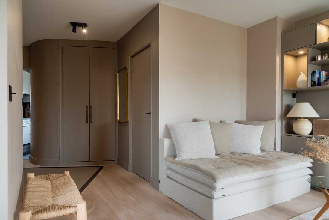 Décoration de la pièce de vie d’un appartement - l'entrée et son placard arrondi taupe