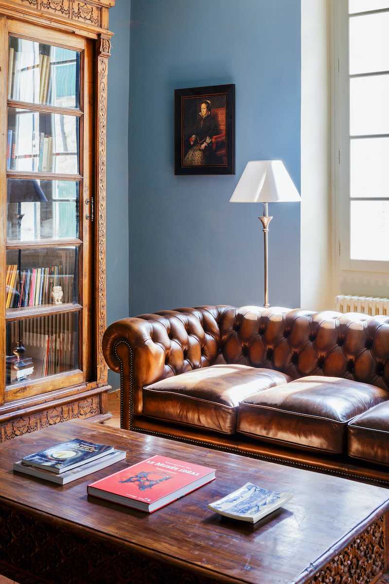 Rénovation intérieure d'une villa provençale - le salon type anglais avec canapé