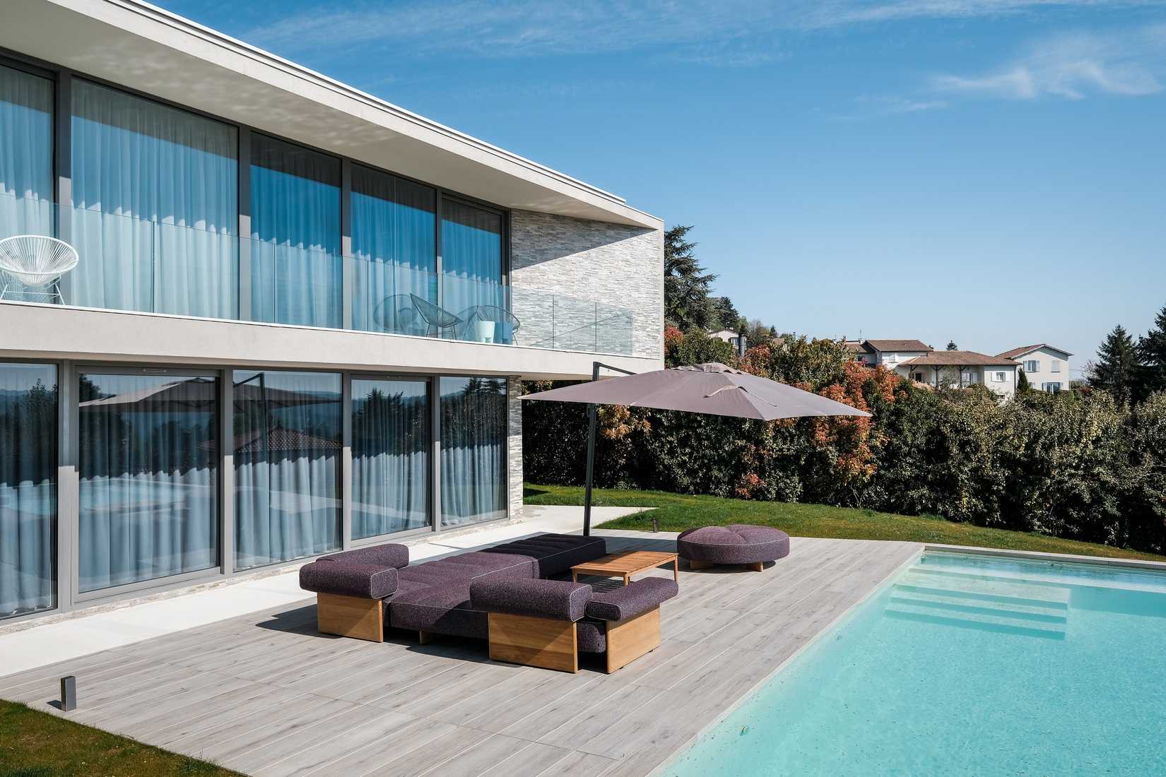 Contemporary house with swimming pool 250m²