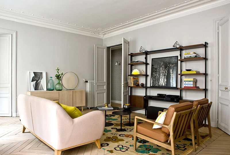 Salon avec du mobilier chiné par un décorateur d'intérieur à Paris