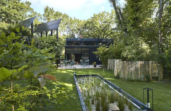 Aménagement du jardin d'un hôtel au cœur de la nature par un architecte paysagiste