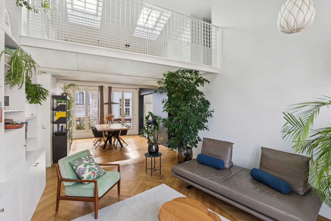 Espace salon du duplex avec mezzanine