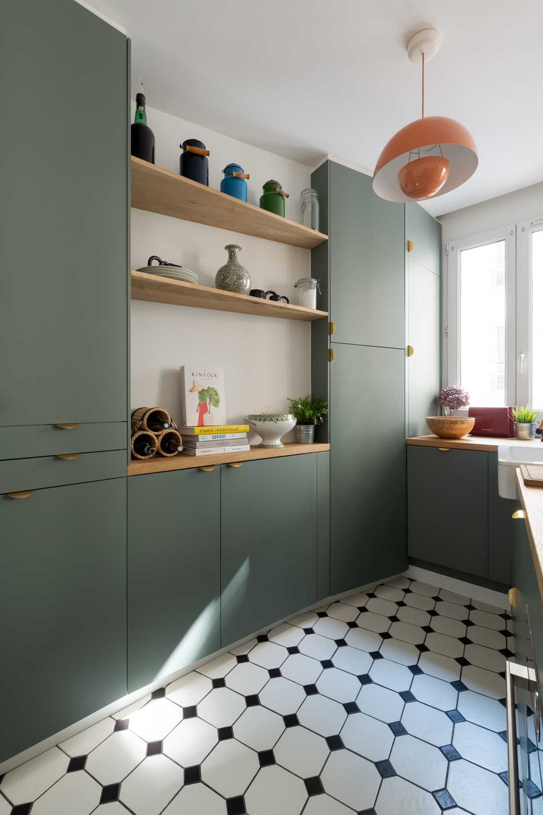 Cuisine contemporaine avec façades vertes et plan de travail en bois